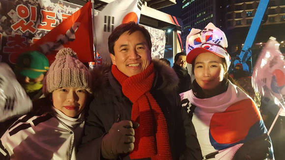 새누리당 김진태 국회의원이 대학로 태극기집회에 참석한 후 참석자들과 기념촬영을 하고 있는 모습. (사진=김진태 국회의원 소셜미디어)