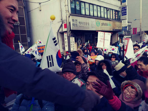 새누리당 김진태 국회의원이 지난 13일 서울 대학로에서 열린 태극기 집회에 참석해 지지자들과 악수하는 모습. (사진=김진태 국회의원 공식사이트)