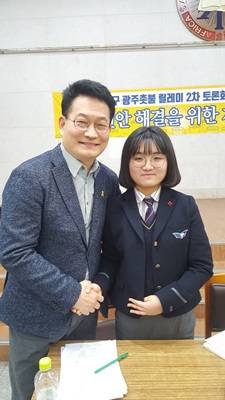 더불어민주당 송영길 국회의원이 촛불집회 토론회 후 기념촬영하는 모습. (사진=송영길 국회의원실)