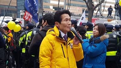 정의당 윤소하 국회의원이 촛불집호에 참석해 발언하는 모습. (사진=윤소하 국회의원실)