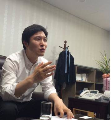 더불어민주당 김해영 국회의원이 국회 사무실에서 언론과 인터뷰하는 모습. (사진=김해영 국회의원실)
