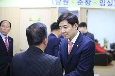 국민의당 이용호 국회의원이 지역구 행사에서 지역주민들과 인사를 나누는 모습. (사진=이용호 국회의원실)