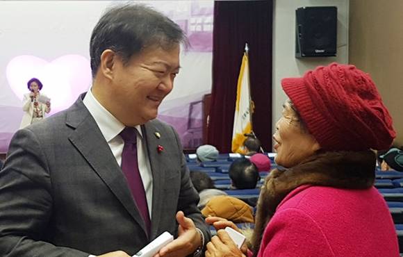 새누리당 민경욱 국회의원이 인천 연수노인복지관에서 열린 사랑의 문화공연에서 유권자와 인사를 나누는 모습. (사진=민경욱 국회의원실)