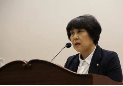 더불어민주당 정춘숙 국회의원이 재활급여신설과 활성화를 위한 공청회에서 인사말을 하는 모습. (사진=정춘숙 국회의원실)
