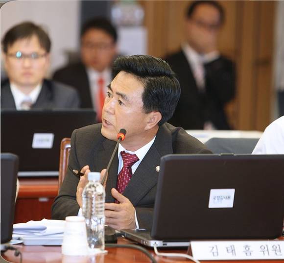 새누리당 김태흠 국회의원이 2016년도 국회 농림축산식품해양위원회 국정감사에서 질의하는 모습. (사진=김태흠 국회의원실)