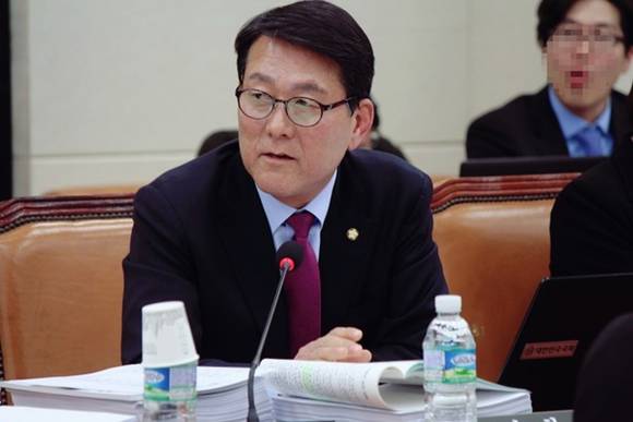 더불어민주당 신창현 국회의원이 13일 열린 환경노동위원회 전체회의에 참석해 노동부의 업무보고 내용과 관련 질의하는 모습. (사진=신창현 국회의원 블러그)