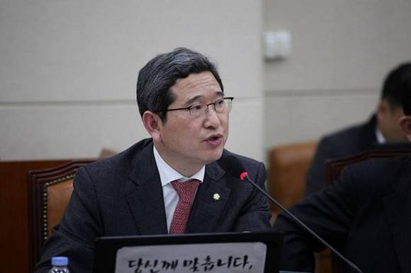 바른정당 김학용 국회의원이 14일 국방부 전체회의에서 질의하는 모습. (사진=김학용 국회의원실)