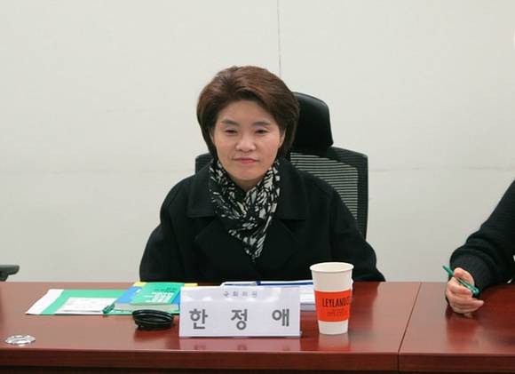더불어민주당 한정애 국회의원이 연차보장 입법 제안 참여시민들과 신입사원 연차보장 수다회에서 인사말을 하는 모습. (사진=한정애 국회의원실)