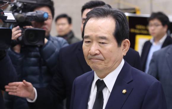 정세균 국회의장이 27일 황교안 대통령 권한대행의 특검 수사 기간 연장 불승인 결정에 대해 유감스럽다는 입장을 나타냈다. 사진은 정 의장이 고 노무현 전 대통령 부인 권양숙 여사의 모친 박덕남 여사의 빈소를 방문했을 때의 모습. (사진 = 연합뉴스)