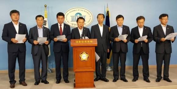 자유한국당 염동열 국회의원(사진 가운데)이 국회 정론관에서 새만금 카지노 반대성명 채택안을 낭독하고 있는 모습. (사진=염동열 국회의원 블러그)