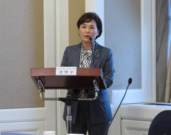 더불어민주당 김현미 국회의원이 지난해 10월 국회에서 열린 사회적경제포럼 정기세미나에서 축사를 하는 모습. (사진=김현미 국회의원 블러그)