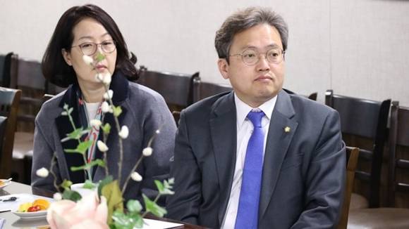 더불어민주당 송기헌 국회의원(사진 오른쪽)이 2일 열린 '지속가능한 도시정책과 우리 도시의 미래' 조찬간담회에서 강연을 경청하는 모습. (사진=송기헌 국회의원 블러그)