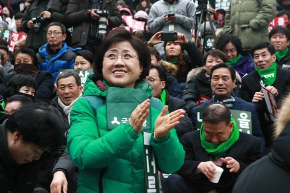 국민의당 최도자 국회의원이 집회현장에 참석해 박수를 치고 있는 모습. (사진=최도자 국회의원실)