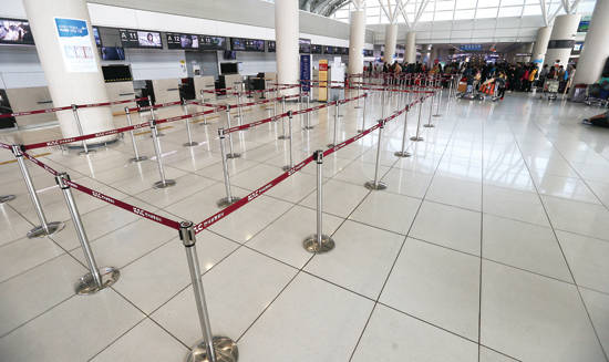 중국인 관광객들로 가득 찼던 제주국제공항 국제선 출국장이 활기를 잃은 채 썰렁한 모습을 보이고 있다. 사진 = 연합뉴스