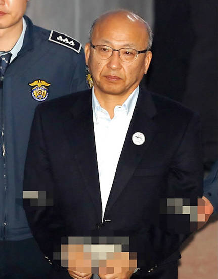 국민연금은 문형표 전 국민연금공단 이사장이 ‘박근혜-최순실 게이트’에 연루돼 국민적 비난에 직면한 상태라, 대우조선해양 지원에 선뜻 나서지 못하고 있다. 문 전 이사장이 3월 20일 서울중앙지법에서 열리는 공판에 출석하기 위해 호송차에서 내려 법정으로 향하고 있다. 사진 = 연합뉴스