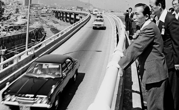 1976년 천호대교 준공식에 참석한 박정희 대통령. 이때만 해도 '국가=경제=박정희'였으므로, 박정희의 전폭 지원으로 크게 성장한 재벌 대기업들이 "돈을 벌어 박정희와 나라에 보답한다"는 개념에 국민 대부분이 박수를 칠 수 있었다.