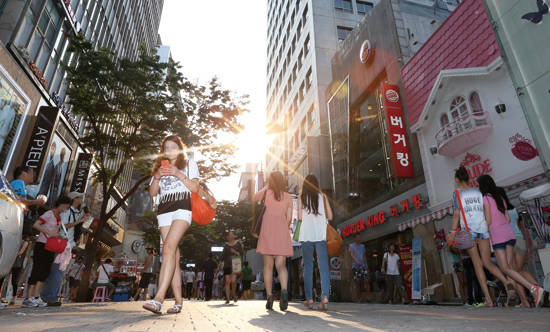 프랜차이즈 매장이 밀집돼 있는 서울 명동. 사진 = 연합뉴스