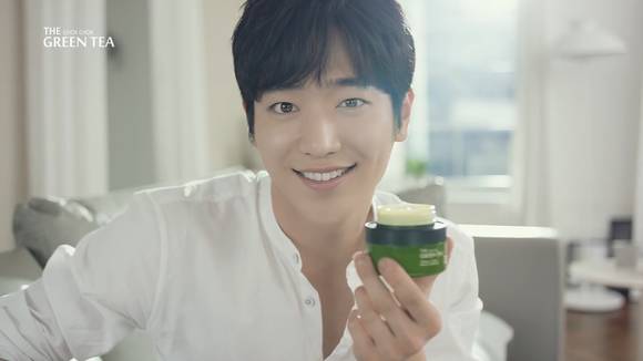 토니모리는 꽃미남 남자배우 서강준이 남자친구로서 좋은 화장품을 추천한다는 콘셉트의 광고를 만들었다. (사진 = 토니모리 광고화면 캡처)
