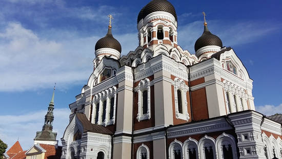 올드 타운 언덕 위 알렉산더 넵스키 성당(Alexander Nevsky Cathedral)은 양파 돔을 얹은 19세기 러시아 정교회당이다. 사진 = 김현주