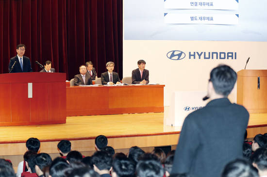 대기업이 올해는 교수 출신 사외이사를 대거 영입했다. ‘정경유착’ 논란을 피하겠다는 의도로 읽힌다. 사진은 3월 17일 서울 양재동 현대자동차 본사에서 열린 정기 주주총회. 사진 = 연합뉴스