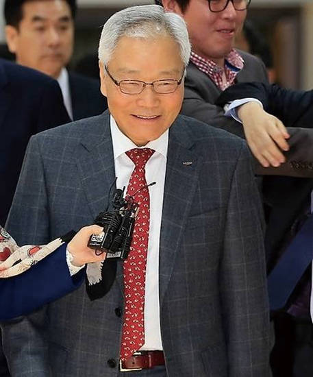 지난 2015년 3월 서울 양재동 일동제약 사옥에서 열린 제72기 정기 주주총회가 끝난 뒤 녹십자로부터 경영권 방어에 성공한 윤원영 회장이 환한 얼굴로 퇴장하고 있다. 사진 = 연합뉴스