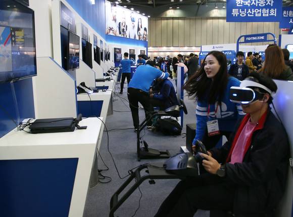 2017년 서울모터쇼가 ‘미래를 그리다, 현재를 즐기다’라는 모토로 2017년 3월 31일부터 4월 9일까지 킨텍스(KINTEX)에서 열렸다. (사진 = 연합뉴스)