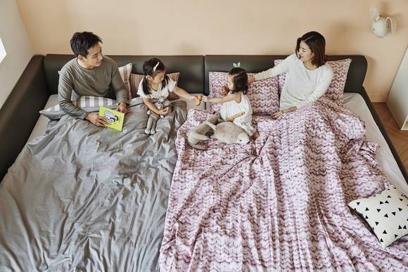 한샘은 소비자의 다양한 니즈와 생활 패턴에 따라 맞춤형 침대를 제안하는 '침대맞춤법' 캠페인을 진행하고 있다. '스테디2' 패밀리 침대는 부부와 아이가 함께 잘 수 있도록 퀸사이즈 침대와 싱글 침대를 이어 붙여 쓸 수 있는 제품이며, 아이가 성장하면 싱글 침대만 분리해 독립된 침실을 꾸며 줄 수도 있다. (사진 = 한샘)