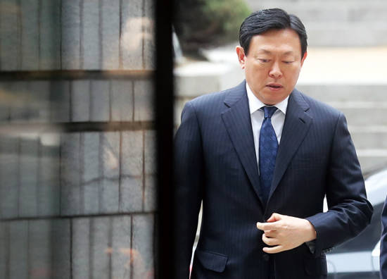 경영비리 혐의로 재판에 넘겨진 신동빈 롯데그룹 회장이 4월 5일 서울중앙지법에서 열린 3회 공판에 출석하고 있다. 사진 = 연합뉴스