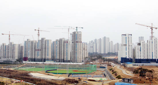 그동안 불경기를 이유로 고용과 투자를 줄이던 대형 건설사들의 올 1분기 실적이 크게 개선될 것으로 전망됐다. 이에 고용부담을 덜려고 엄살을 피웠다는 비판의 목소리가 제기되고 있는 상황이다. 사진은 기사 특정 사실과 관련 없음.사진 = 연합뉴스