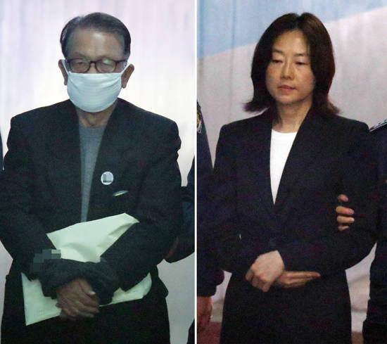 김기춘 전 대통령 비서실장(왼쪽)과 조윤선 전 문화체육관광부 장관이 4월 6일 서울중앙지법에서 열린 첫 공판에 출석하고 있다. 이들은 옥중 생활에 적응하지 못해 상당히 수척해진 모습이었다. 사진 = 연합뉴스