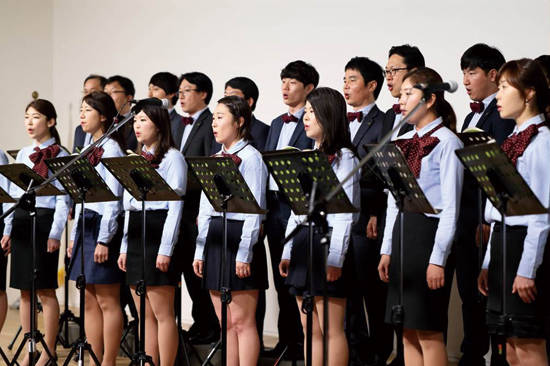 보령제약그룹은 지난해 6월 진행한 사내 합창단 ‘보령엄지합창단’의 정기공연에 종로구 소재 지역 아동센터 어린이 70여명을 초청해 아름다운 하모니를 만들었다. 사진 = 보령제약