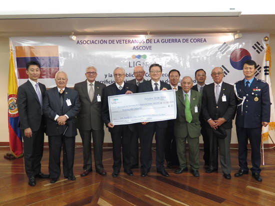 지난 2014년 주콜롬비아 한국 대사관에서 ‘한국전쟁 참전용사회’에 성금 3만 달러를 전달하는 모습. 사진 = LIG넥스원