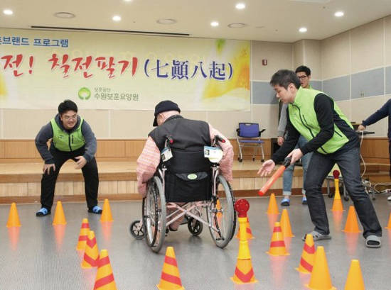 LIG넥스원 신입사원 40여 명은 지난 1월 수원보훈요양원을 찾아 ‘휠체어 적응훈련’ 등 국가유공자와 유족들을 위한 봉사활동을 펼쳤다. 사진 = LIG넥스원