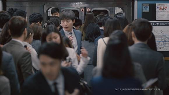 젊은 세대의 화려한 소비생활이 아닌 고단한 일상에 주목한 케이뱅크 '상식이 이긴다' 캠페인 티저 광고. (사진 = 광고화면 캡처)