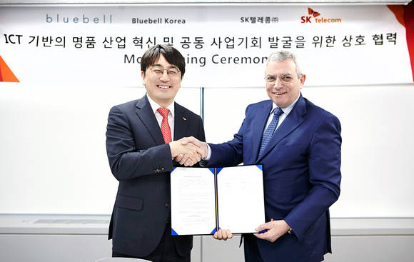 SK텔레콤과 세계적 명품 브랜드 운영 전문 업체 부루벨코리아는 ICT를 통한 명품 산업 혁신 협력 MOU를 체결했다. SK텔레콤의 차인혁 IoT 사업부문장(왼쪽)과 부루벨코리아의 다니엘 메이란 대표가 협정서를 교환하고 있다. (사진 = SK텔레콤)
