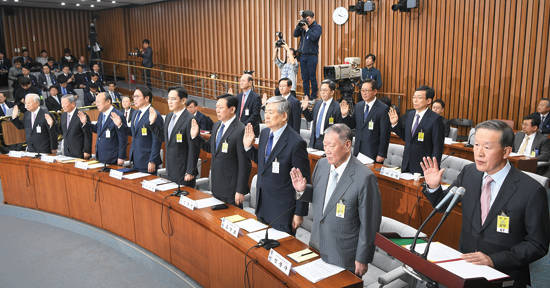 지난해 12월 6일 ‘박근혜-최순실 게이트’로 인해 국회청문회에 출석한 기업총수들이 증인선서를 하고 있다. (오른쪽부터) 정몽구 현대자동차그룹회장, 조양호 한진그룹회장, 신동빈 롯데그룹회장, 이재용 삼성전자 부회장, 최태원 SK대표이사, 김승연 한화그룹회장, 구본무 LG 대표이사, 손경식 CJ 회장. 사진 = 연합뉴스