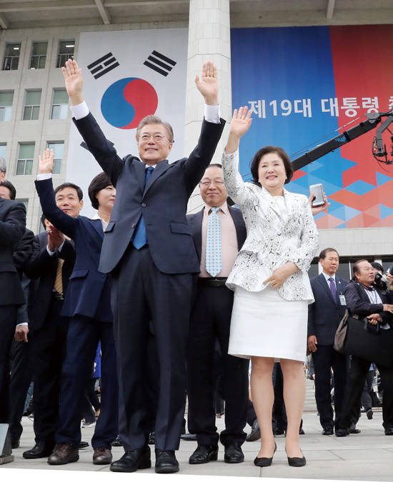문재인 대통령과 영부인 김정숙 여사가 5월 10일 서울 여의도 국회 로텐더홀에서 제19대 대통령 취임식을 마친 직후, 환영하는 시민들에게 손을 들어 인사하고 있다. 사진 = 연합뉴스