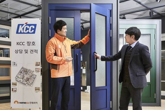 KCC의 '홈씨씨 인테리어 인천점'은 국내 최대 규모의 인테리어 전문 매장이다. KCC 지난 3월 리뉴얼을 통해 2층에 있던 쇼룸이 1층으로 옮기면서 더 많은 소비자를 만나겠다는 의지를 보여줬다. (사진 = KCC)