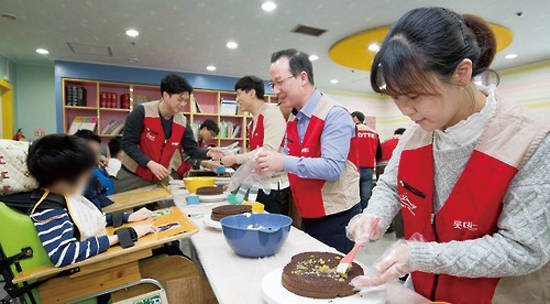 롯데월드 샤롯데봉사단이 지난 2월 경기도 광주 초록우산어린이재단 한사랑마을·한사랑장애영아원을 방문해 생일을 맞이한 장애아동들과 함께 케이크를 만들고 있다. 사진 = 연합뉴스