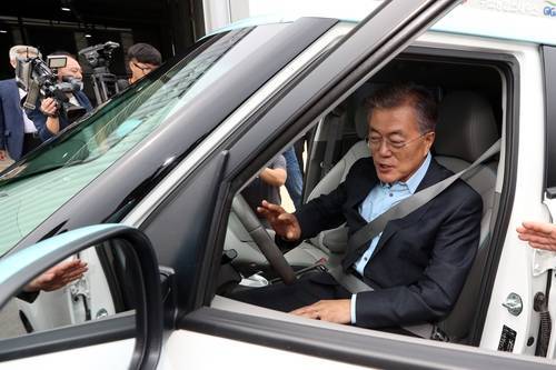 문재인 대통령이 지난해 9월, 광주 광산구 오선동 광주그린카진흥원을 찾아 기아 쏘울 전기차를 시승해보고 있다. (사진 = 연합뉴스)