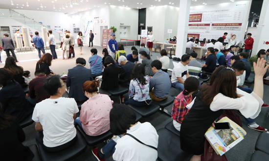 세종시가 사실상의 행정수도의 역할을 하도록 하겠다는 문재인 대통령의 공약으로행정수도 실현에 대한 기대감이 높아지고 있다. 사진은 5월 16일 ‘힐스테이트 세종 리버파크’ 모델하우스에서 당첨자들이 계약하고 있다. 사진 = 연합뉴스