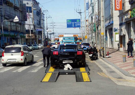 지난 2015년 3월 14일 경남 거제시 고현동에서 SM7 차량이 추돌한 람보르기니 차량이 견인되는 모습. 사진=연합뉴스