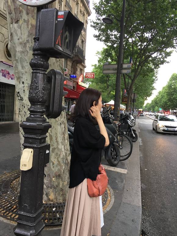 파리 횡단보도에 설치된 신호등. 한국과는 달리 빨간 불과 파란 불이 양옆으로 배치돼 있으며, 신호등 높이가 성인 머리보다 조금 높은 정도에 불과하다. (사진 = 윤지원 기자)