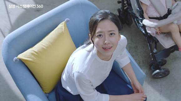 삼성 시스템 에어컨 360 광고는 까페 안의 모든 자리에 앉은 손님이 시원하고 쾌적한 바람을 즐기는 것을 에어컨의 시점으로 보여준다. (사진 = 광고 화면 캡처)