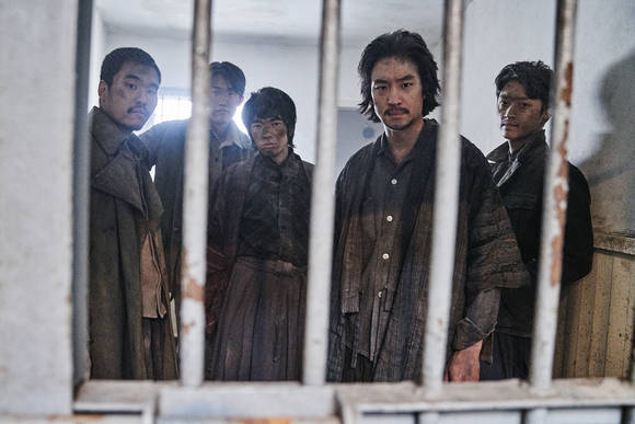 자발적으로 감옥에 들어간 박열(맨앞)과 '불령사' 동지들. (사진 = '박열' 보도용 스틸)