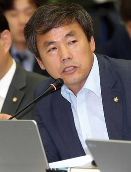 지난해 10월 더불어민주당 김현권 의원이 농진청 등에 대한 국정감사에서 질의하고 있다. 사진 = 연합뉴스