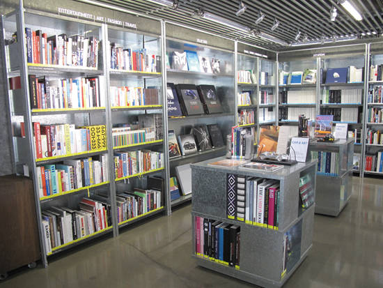 자동차 관련 서적이 주제별로 세분화 돼 꽂혀있다. 사진 = 선명규 기자