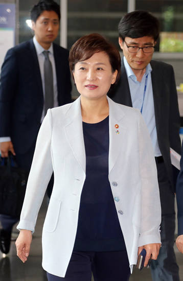 김현미 국토교통부 장관은 뉴스테이의 공공성이 부족하다고 지적했다. 이에 임대료를 인하하는 방향으로 제도 개선이 이뤄질 가능성이 높아졌다. 사진 = 연합뉴스