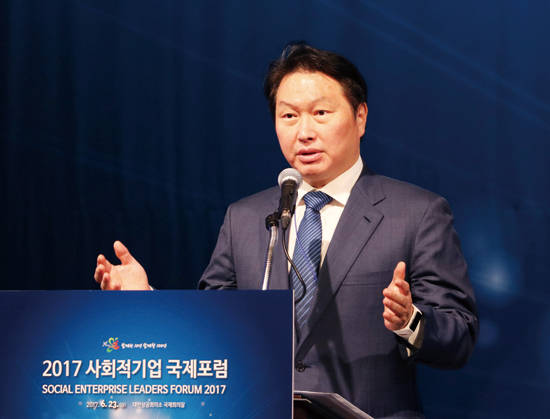 최태원 SK그룹 회장이 6월 23일 서울 중구 대한상공회의소에서 열린 ‘2017 사회적기업 국제포럼’에서 기조연설을 하고 있다. 사진 = 연합뉴스