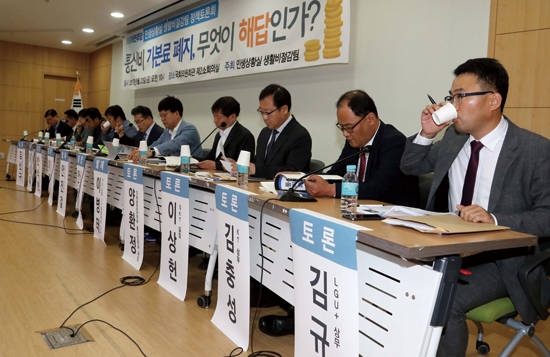 6월 23일 국회 의원회관에서 열린 더불어민주당 민생상활실 생활비절감팀의 ‘통신비 기본료 폐지, 무엇이 해답인가?’ 주제 토론회에서 이통3사 관계자가 나란히 앉아 있다. 오른쪽부터 LGU+ 김규태 상무, KT 김충성 상무, SKT 이상헌 실장. 사진 = 연합뉴스